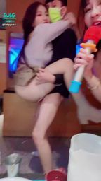 ladyyuan : 與彤恩 4p ktv 大戰粉絲哥哥!
超級必解!火車便當
還拿著麥克風讓彤恩大叫淫叫聲
哥哥超厲害 狂幹⋯太扯了