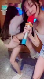 ladyyuan : 與彤恩 4p ktv 大戰粉絲哥哥!
刺激必解!彤恩被抱好高
高速高鐵便當了!
看的我好想要
狂打彤恩屁股⋯⋯