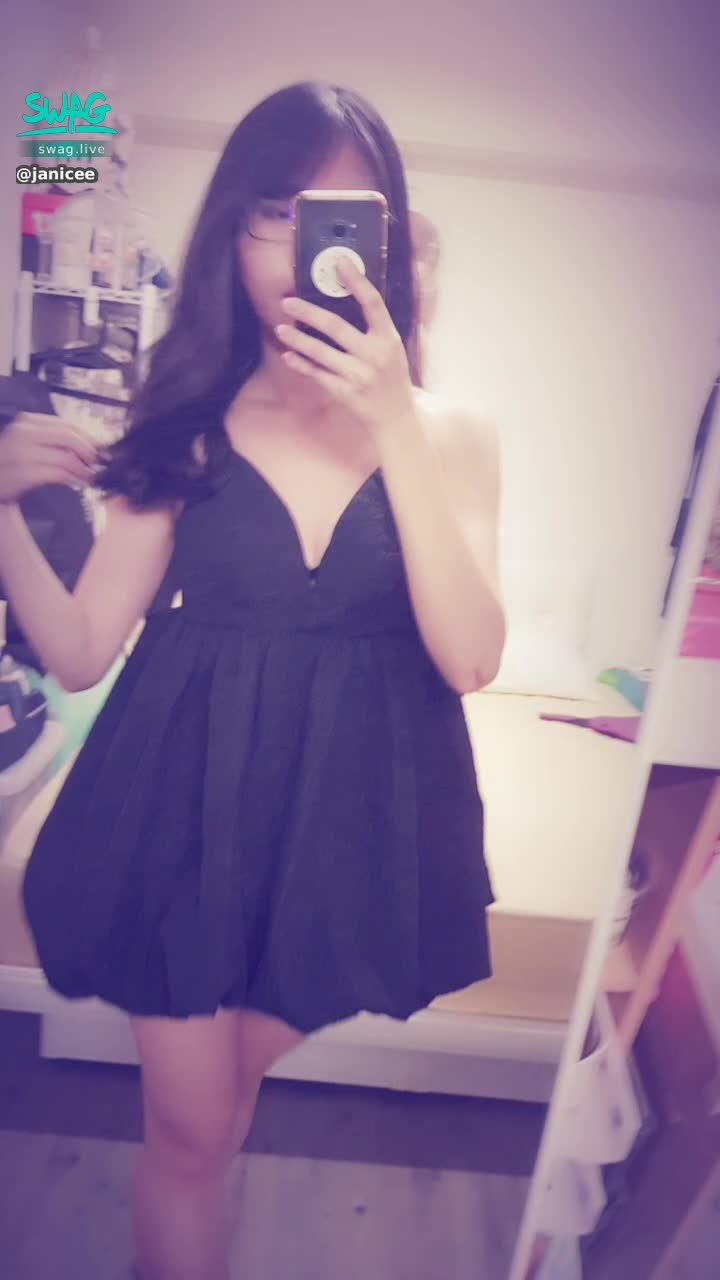  : Inadvertently revealing underwear 😈
Black Sexy Deep V Dress 😍
super short skirt 💖
go out for a walk 💋
black dress 🎀
#長髮 #黑髮 #sexy #短裙 #氣質 #赤腳 #美腿 #性感 #裸足 #腳趾 #鎖骨 #細肩帶 #低胸 #深V #乳溝 #眼鏡妹 #眼鏡 #黑框 #粗框 #bra #內衣