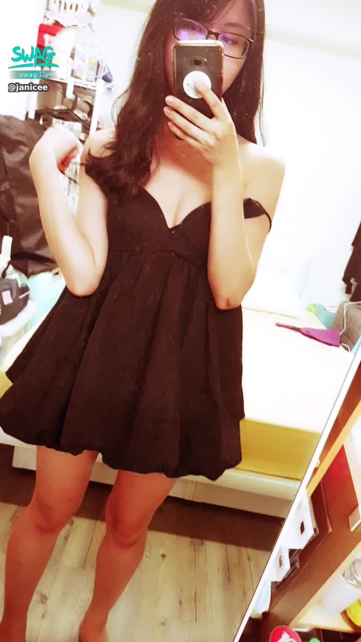 janicee : Drop both shoulder straps 💓💓💓
Nudity to wear or not to wear 👀
Inadvertently revealing underwear on the chest 😈
Black Sexy Deep V Dress 😍
super short skirt 💖
go out for a walk 💋
black dress 🎀
#長髮 #黑髮 #sexy #短裙 #氣質 #赤腳 #美腿 #性感 #裸足 #腳趾 #鎖骨 #細肩帶 #低胸 #深V #乳溝 #眼鏡妹 #眼鏡 #黑框 #粗框 #bra #內衣