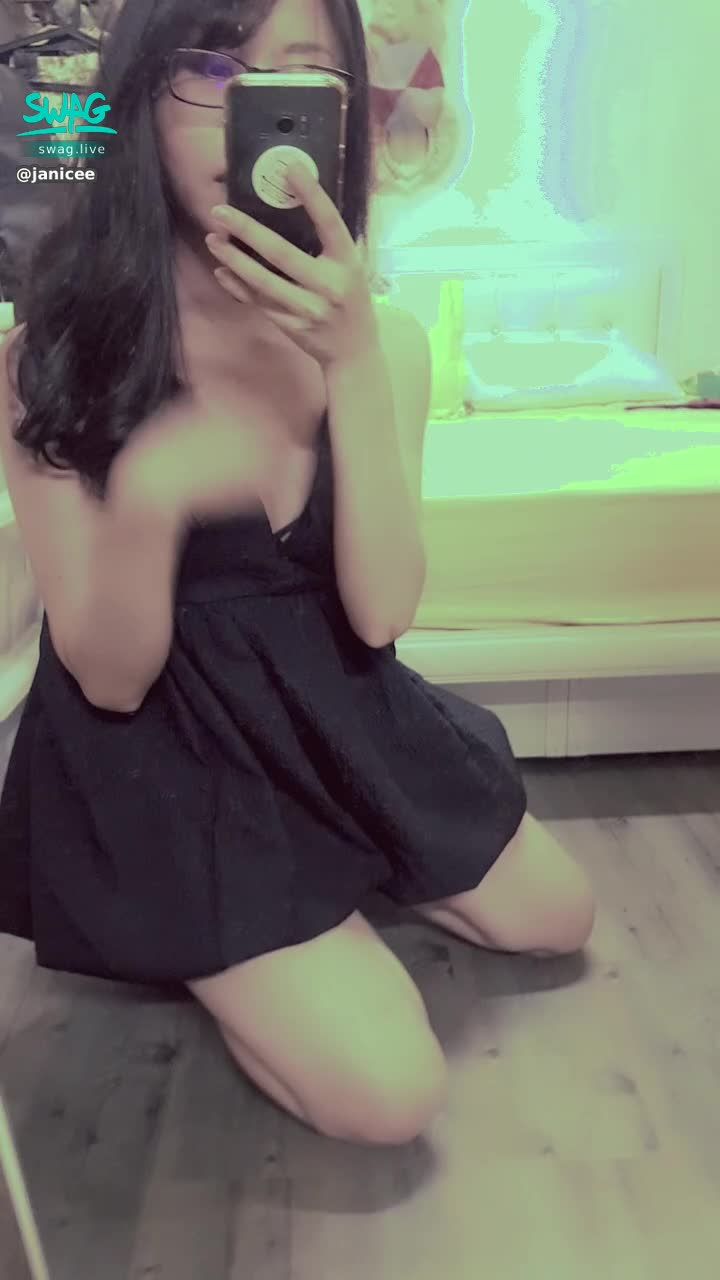  : View when lying down 😈😈😈
double peaks pouring out 👀
Black Sexy Deep V Dress 😍
super short skirt 💖
go out for a walk 💋
black dress 🎀
#長髮 #黑髮 #sexy #短裙 #氣質 #赤腳 #美腿 #性感 #裸足 #腳趾 #鎖骨 #細肩帶 #低胸 #深V #乳溝 #眼鏡妹 #眼鏡 #黑框 #粗框 #bra #內衣