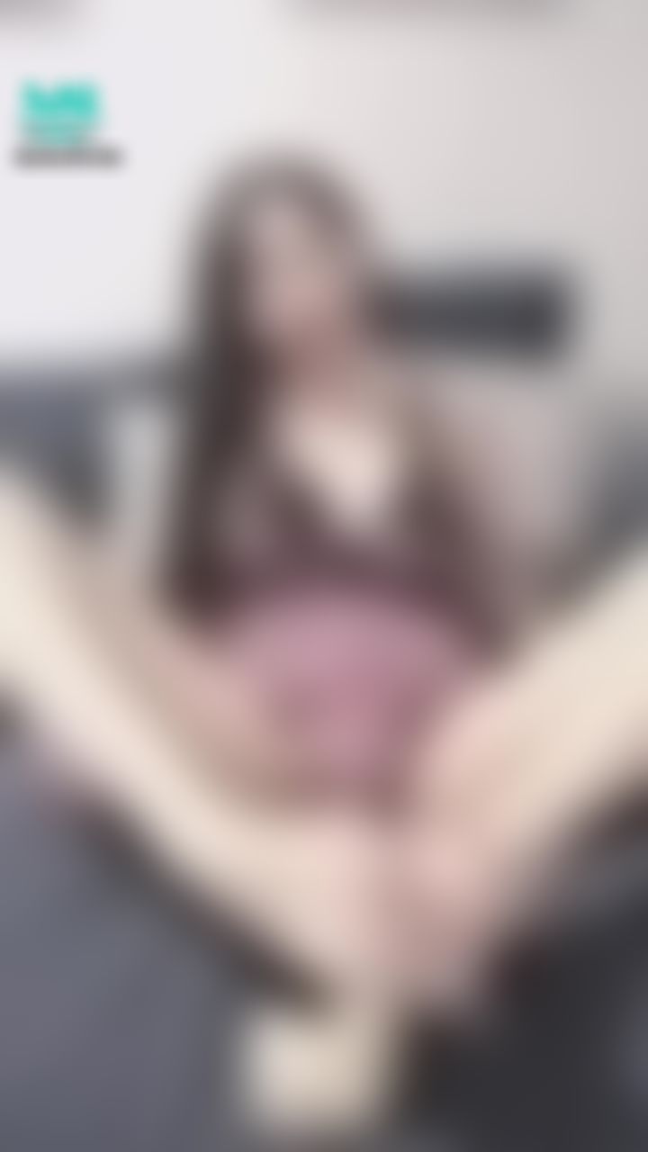 miyukibaby : 色色吐舌誘惑足交😘🦶🏻❤️這樣踩踩最喜歡了嗎？
