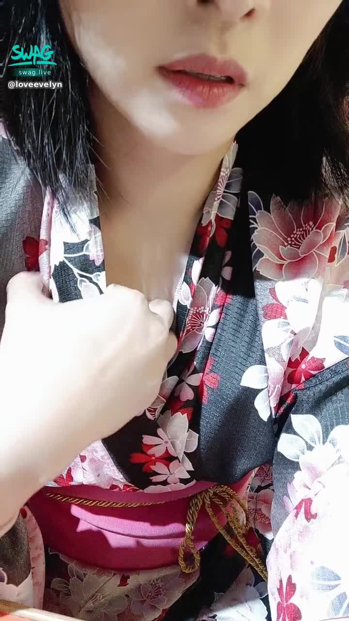 loveevelyn : 你覺得伊伊~~~想在DIY課程開始之前，做什麼呢？😏