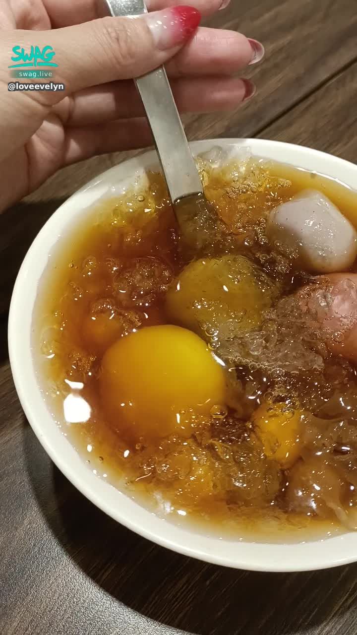  : 這個包餡的湯圓好好吃喲~~這種食物不飽也難🤣🤣🤣伊伊真的很會吃欸😝