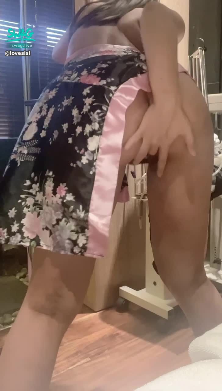 lovesisi : 👘與極品淫蕩和服E奶女子的那一晚👘趴好摳穴指插色鮑魚 怎麼這麼濕？💦