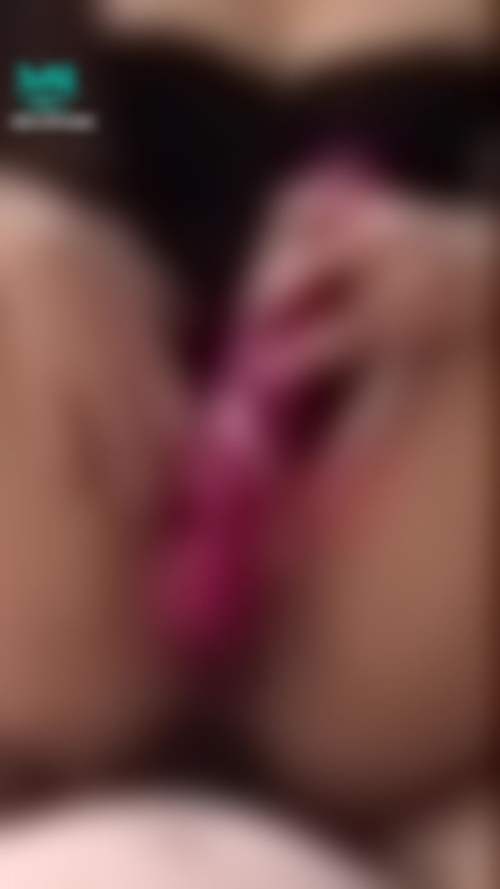  : 哪有一邊抽插還一邊叫人家自己拿AV棒的啦！