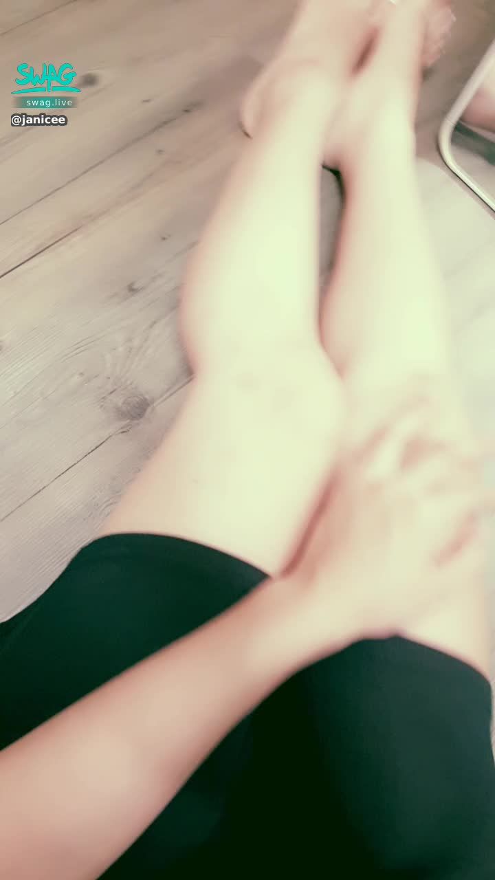  : straighten your feet 👀
Sit on the ground and touch your legs 💚
close up 💙
see-through top with cut-out chest 💓
into that hollow ♥️
💋💋💋 A small event at the end of the month, private message me "want to watch", you can get the video of the front camera peeping and rubbing the chest 💋💋💋
#長髮 #黑髮 #sexy #短裙 #氣質 #赤腳 #美腿 #性感 #裸足 #腳趾 #細肩帶 #胸 #深V #挖空 #半球 #足控 #鎖骨