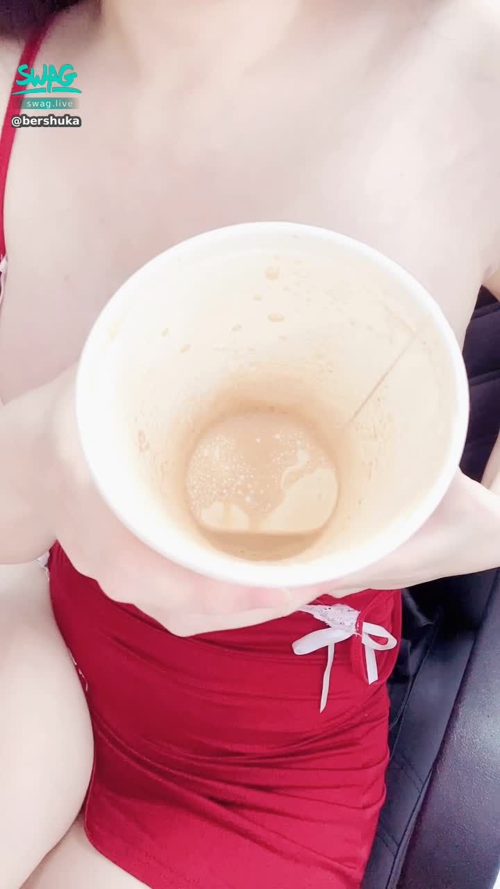 bershuka : ❤️‍🔥換片活動：想喝母奶拿鐵咖啡嗎？☕️

🎁茉茉佛系換片：《大奶擠情色甜蜜奶水包》內含：
1.滴、噴、流母奶影片3部
2.雙奶擠奶1部
3.特寫母奶1部
4.母奶咖啡影片1部🍼💦

✅想換片的哥哥可於直播間或私訊送茉茉「紫黑鑽十入19990」即可收藏囉‼️