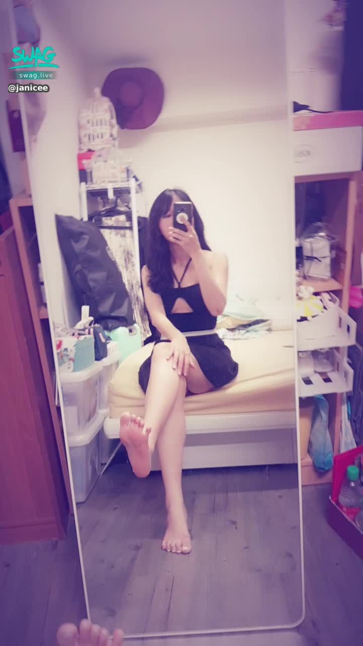  : Sitting on the edge of the bed 🌹
close up 💙
see-through top with cut-out chest 👠
into that hollow ♥️
💚💚💚 A small event at the end of the month, private message me "want to watch", you can get the video of the front camera peeping and rubbing the chest 💚💚💚
#長髮 #黑髮 #sexy #短裙 #氣質 #赤腳 #美腿 #性感 #裸足 #腳趾 #細肩帶 #胸 #深V #挖空 #半球 #足控 #鎖骨 #腳底 #腳掌