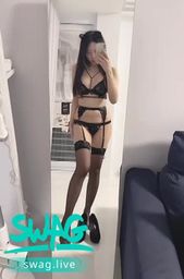 miyukibaby : 鏡子前穿上高跟鞋🦵🏻🦶🏻👠全身上下都超騷…大腿黑絲襪等你來撕破😍👅
從頭到腳都喜歡我嗎?