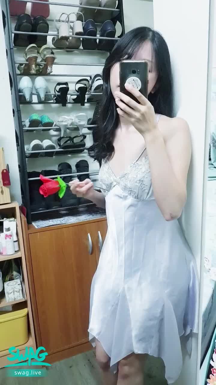 janicee : Tinkerbell的裙擺與裸背🌹