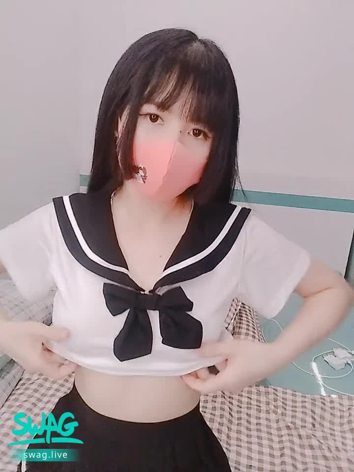 sexyylady : 日本学生服颜值高妹妹的奶头硬起来，摇一摇🍼把哥哥们的弟弟都变大了🍌