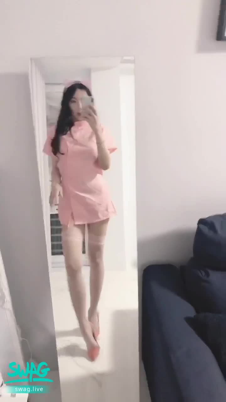 miyukibaby : 鏡子前讓你看全身❤️❤️❤️吊帶襪有多性感💋🫦😜自己看！