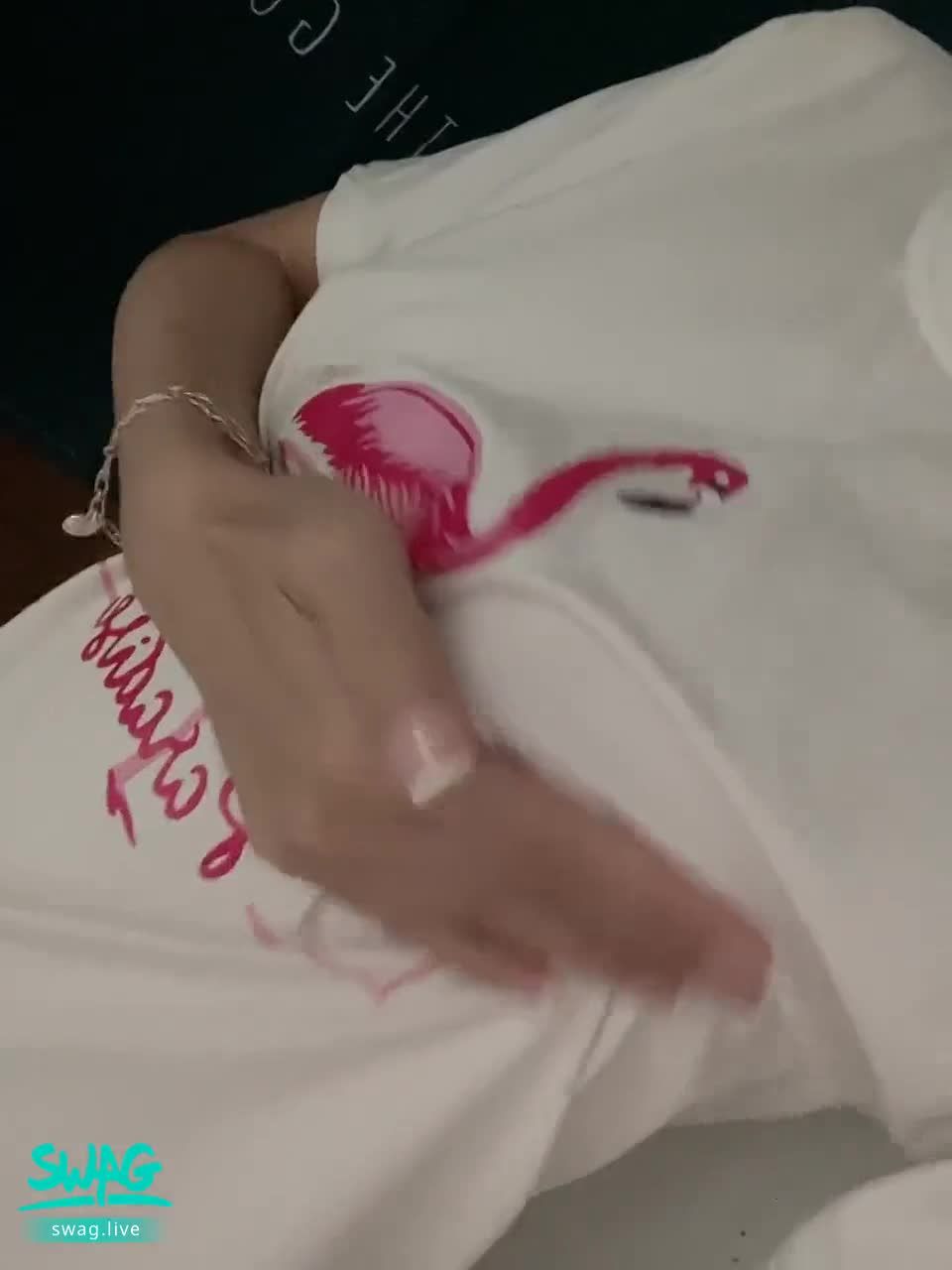 miffydearbebe : 激凸
哥哥看央央激凸⋯奶頭好硬好挺🤤🤤幫我摸摸一下