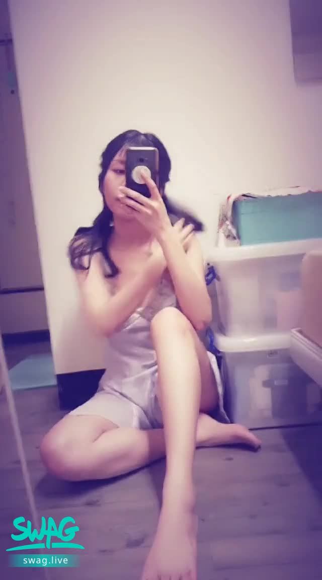 janicee : Beautiful legs in ultra-thin pajamas 💚
on the floor 💖
Beautiful legs sitting posture that just won't be exposed 💋
Sexy Satin Low Cut Pajamas 💓
#睡衣 #美背 #緞面 #細肩帶 #鎖骨