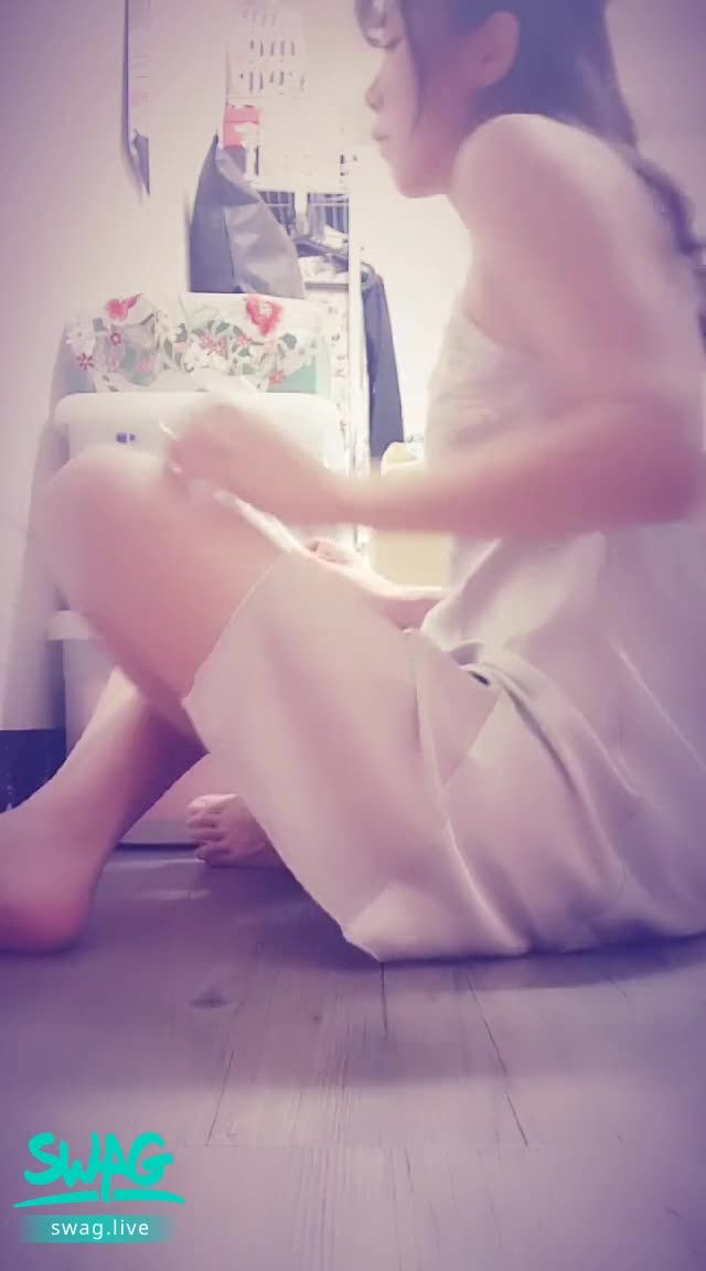 janicee : 彎腰時窺見睡衣的美背💗