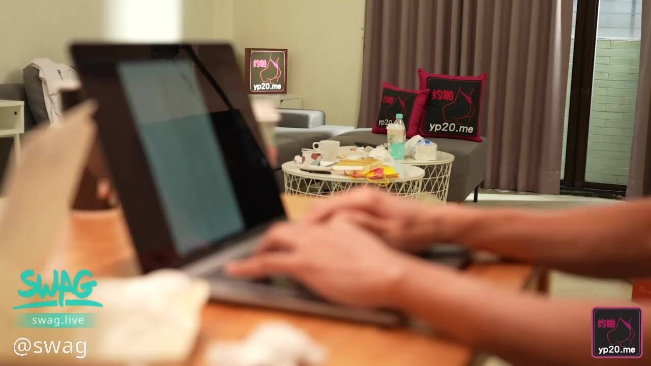 swag : 老蕭看著一團亂的客廳,內心焦慮無比,心想若再不整理就免不了老婆的一陣罵,趕快上網找家政婦來幫忙。
不一會兒工夫,這位叫做菜菜子(娃諾 @wanobaby 飾演)的女僕上門了,她一進門就開始換裝,正常的打扮下竟然只穿著一件透膚的丁字褲!在家政婦一邊作業的同時,老蕭在背後偷看她的巨臀與若隱若現的美穴,忍不住開始自慰,見狀的菜菜子嗲聲喝止了老蕭,「看你肉棒都硬成這樣,得好好幫你清理才行…」
菜菜子立即在沙發上含入肉棒並擺動起臀部,要幫助主人「把裡面髒髒的東西都射出來!」
#口爆 #口交 #巨乳 #少女 #wanobaby #家政婦 #NTR #SWYP