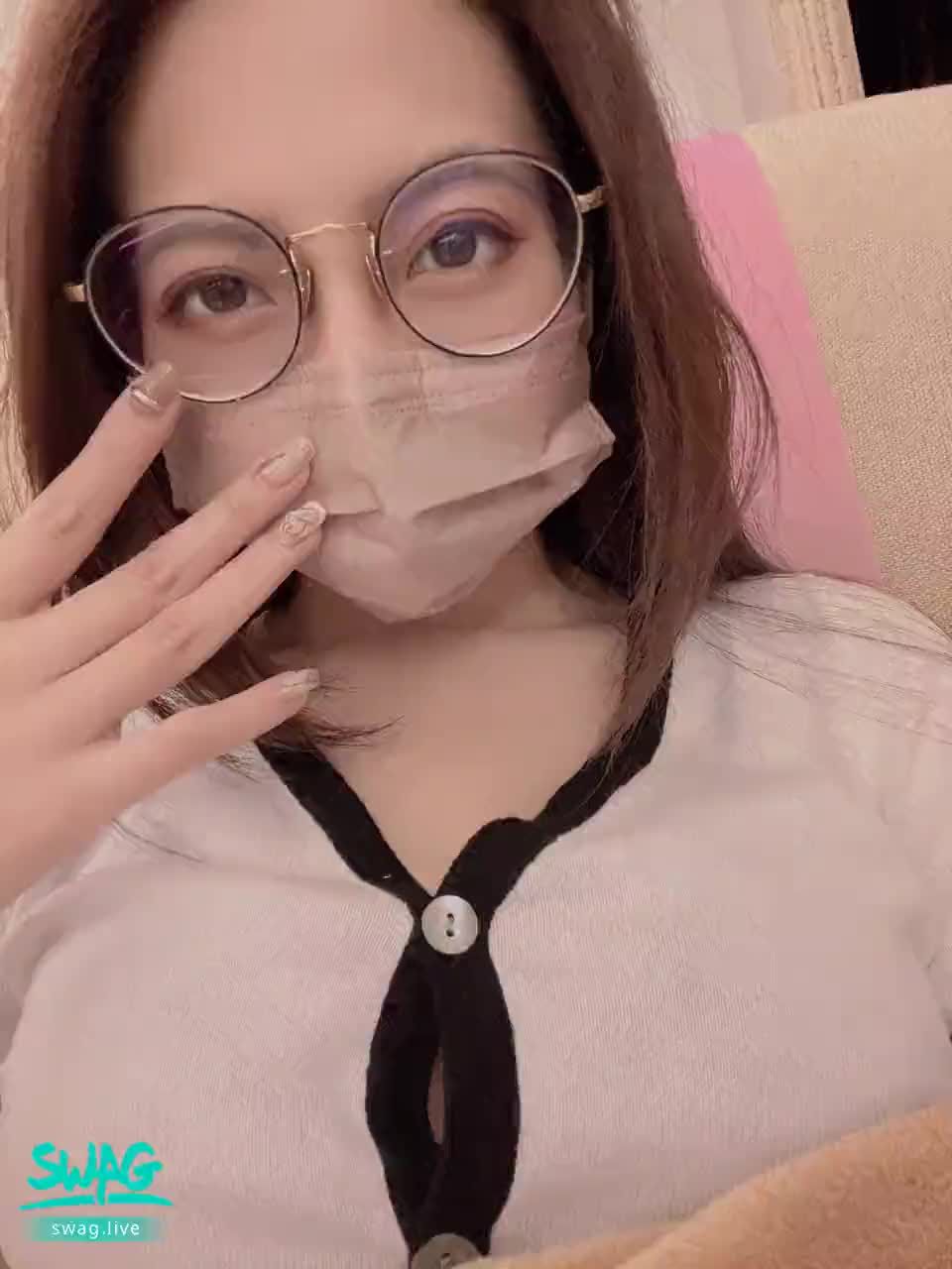 stellajs : 最近出門都戴眼鏡🤔🤔
#葡萄 #日常