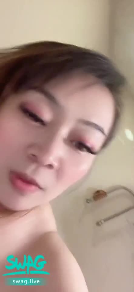 pennymomo : 姊畫了個美美的妝，但鮑鮑還是略勝一籌~~