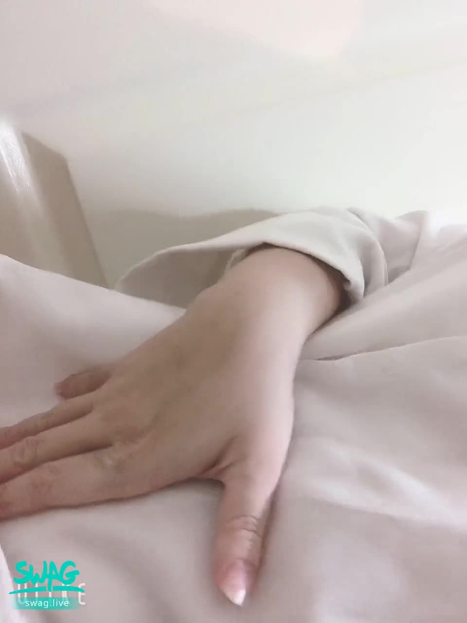 baggywolfss : 深夜誘惑🌛白色襯衫 透視的乳白色的豐滿雙峰 若隱若現的迷人身材線條~
親愛的 我偷穿了你的白色襯衫當睡衣~ 沒有扣上扣子 若隱若現的迷人身材線條一覽無遺