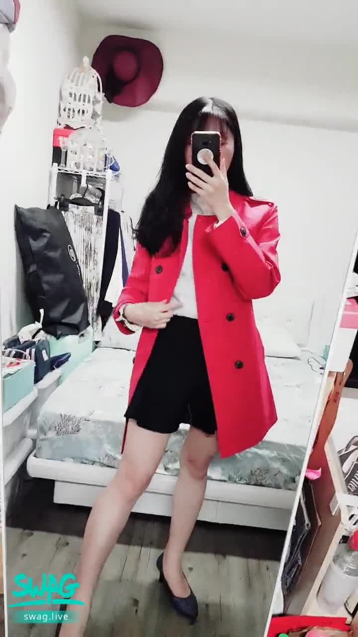 janicee : 紅色風衣的OL👠脫下外套💓