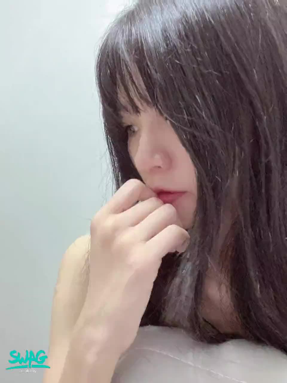 lizbaby : 你們訂閱Liz寶貝了嗎？
#大半臉