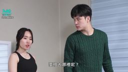 oursediting : 仁惠、珠熙、雪英三姊妹的父母去旅行了,家裡變得一團糟,煮飯、洗衣、打掃沒一件事有做好,三姊妹決定請幫傭,隔天帥氣的男幫傭王振來到了家中,老么雪英誘惑王振做愛,大姊仁惠也趁家中沒人時騎上了他,王振受不了
姊妹們的攻勢而離職。長得更帥的尚宇來到三姊妹家工作,卻也受不了姊妹們日以繼夜地襲擊而逃走,三姊妹又找上了別的男幫傭...
#劇情#韓風