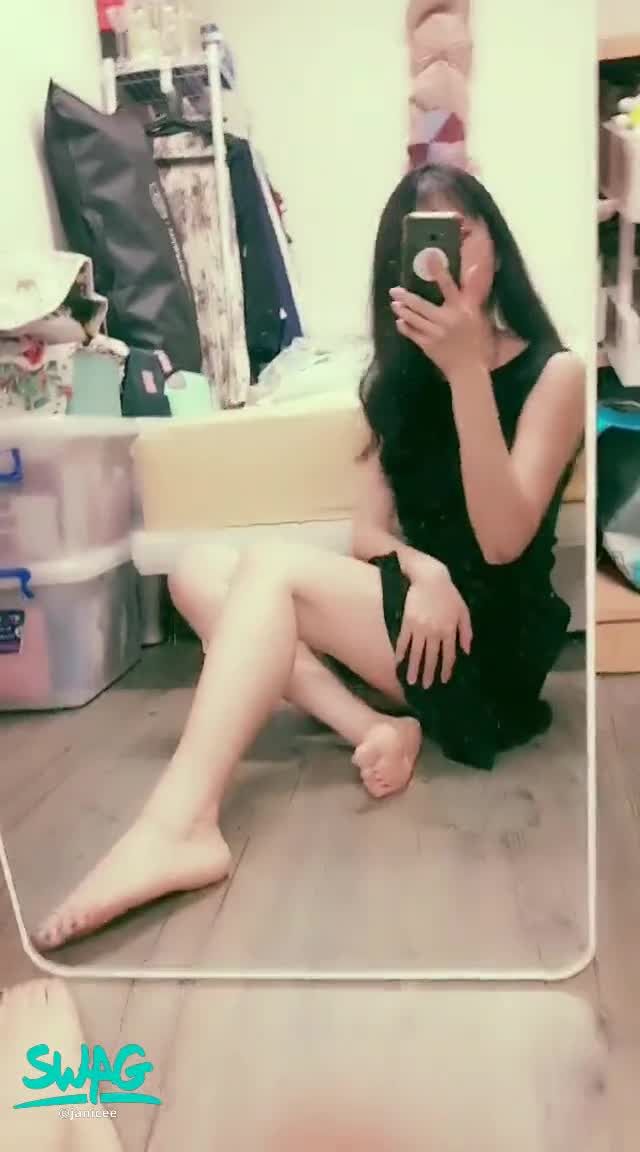  : 地板上短裙OL洋裝的坐姿💋