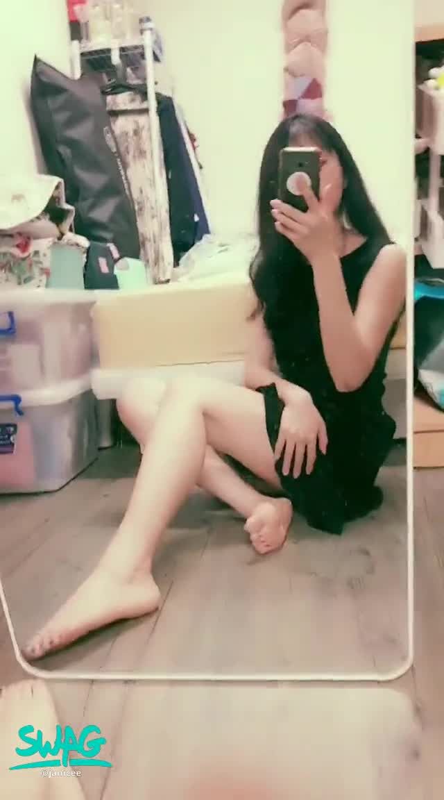 janicee : Sitting posture of short skirt OL dress on the floor 💋
Barefoot under OL dress ♥️
leg control please 😍
show you the soles of your feet 💚
Toes with dark blue nail polish 🌹
Navy blue 💙
#洋裝 #裸足 #赤腳 #長髮 #短裙 #氣質 #美腿 #指甲油 #足控 #腿控 #腳底