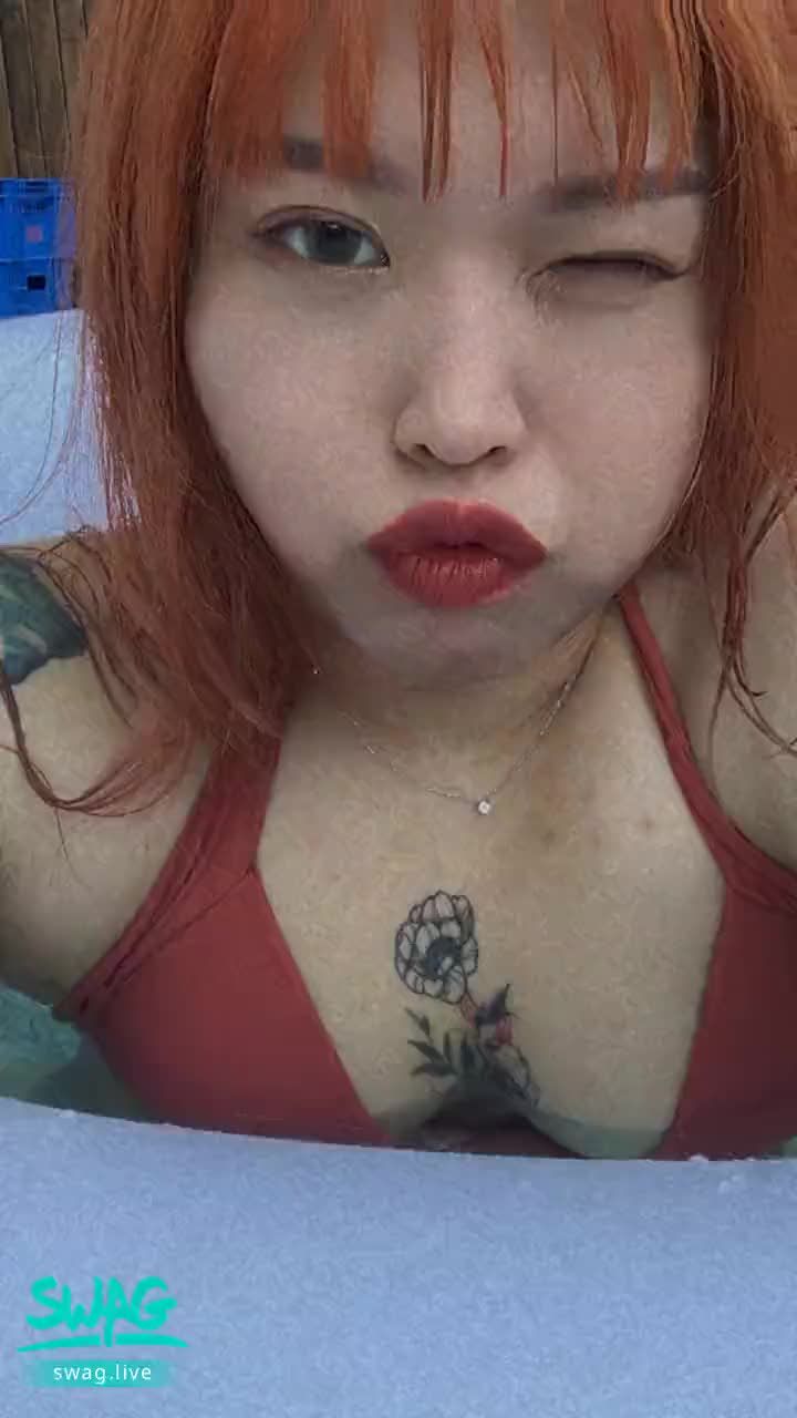 jagergirl : 更貼近我的生活💦💦
-
泡在泳池裡浪的藍色夏天🌊