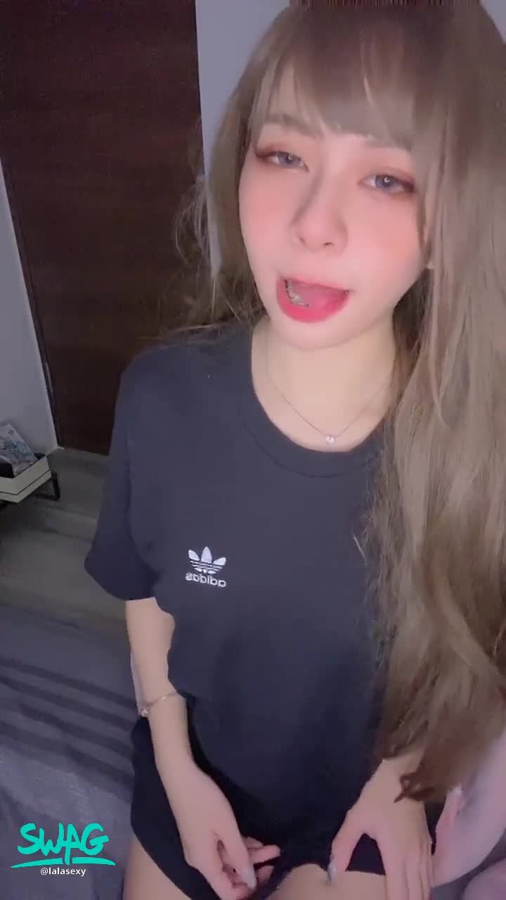 lalasexy : 居家女友就是只穿t shirt 🥹