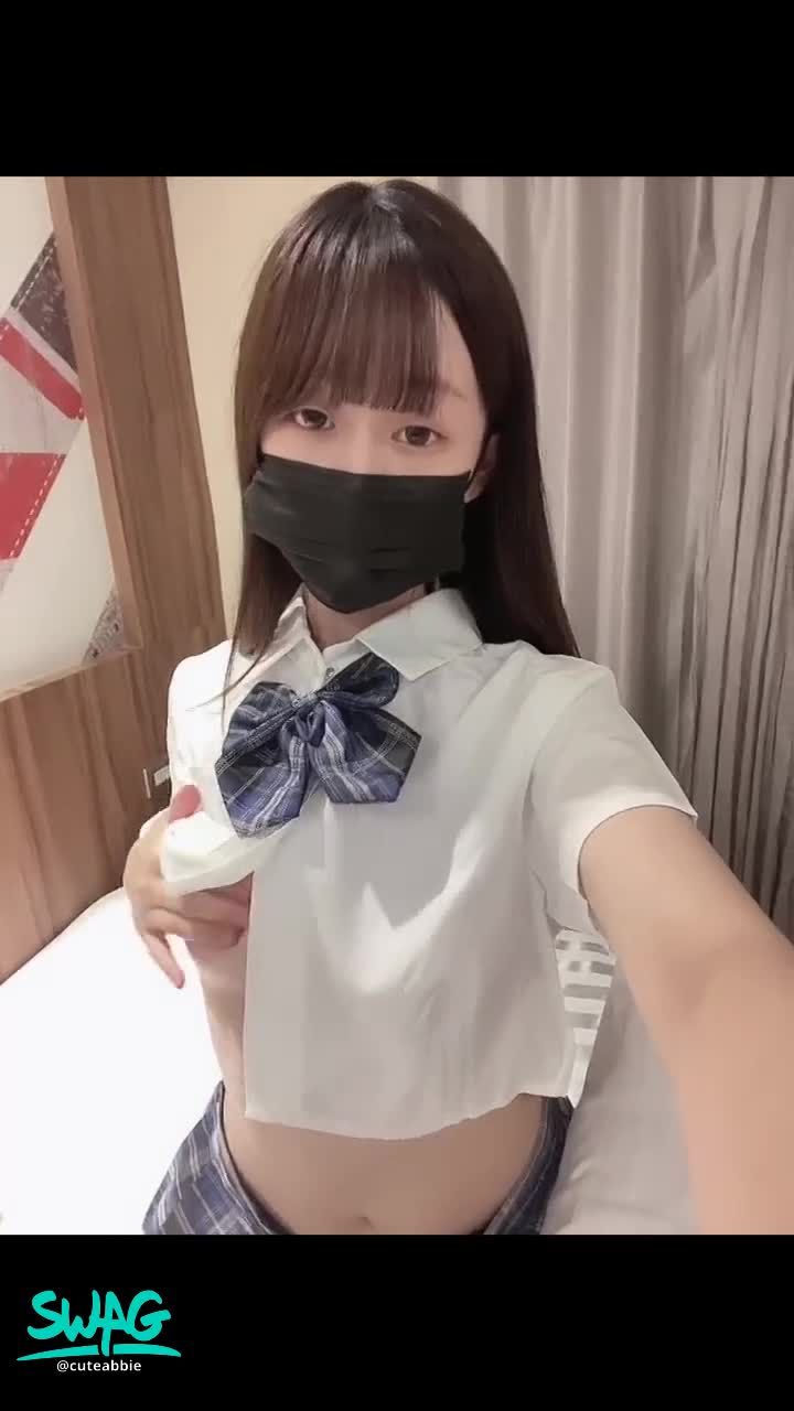 cuteabbie : 可愛蘿莉穿學生服揉奶😈💜