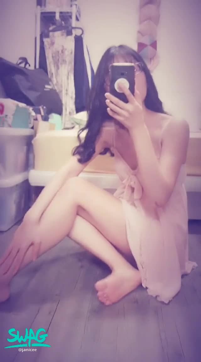 janicee : Low cut pajamas and soles 💚
touch beautiful legs 💚
Look at the lovely soles 💙
bare feet on the floor 👠👠
Pink Low Cut Pajamas 💓
pink pyjamas 🌸
#睡衣 #黑框 #嘴唇 #性感 #腳底