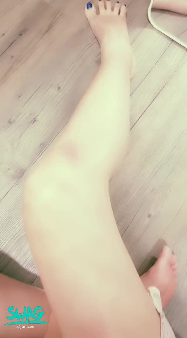 janicee : 開衩睡衣下的腳趾💙深藍色指甲油💗