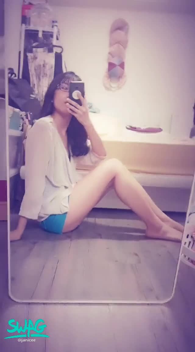 janicee : 托著好身材的馬甲式細肩帶背心💋