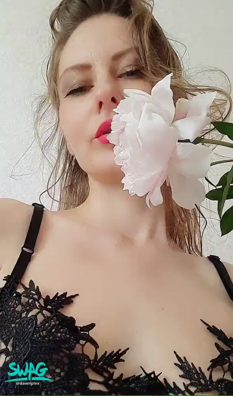 dawnplex : Flower on my lips. Think of you