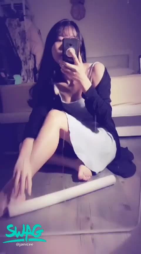 janicee : 冬季的熱帶魚💦霓虹光下的赤腳與低胸視角💗光著腳