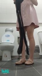 quanna : 在公廁裡面...穿上你最愛的黑絲 等你進來😜
#美腿 #性感 #黑絲 #洋裝