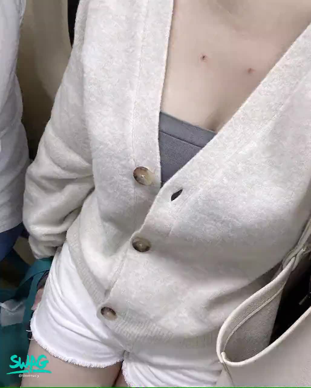 loverucy : 天氣有點涼~想被你抱緊💕