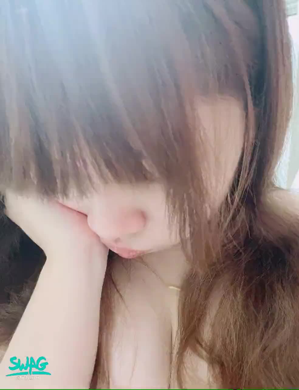 kitty_xoxo : 說好的小感冒🤔🤔
乖乖趴著色色?