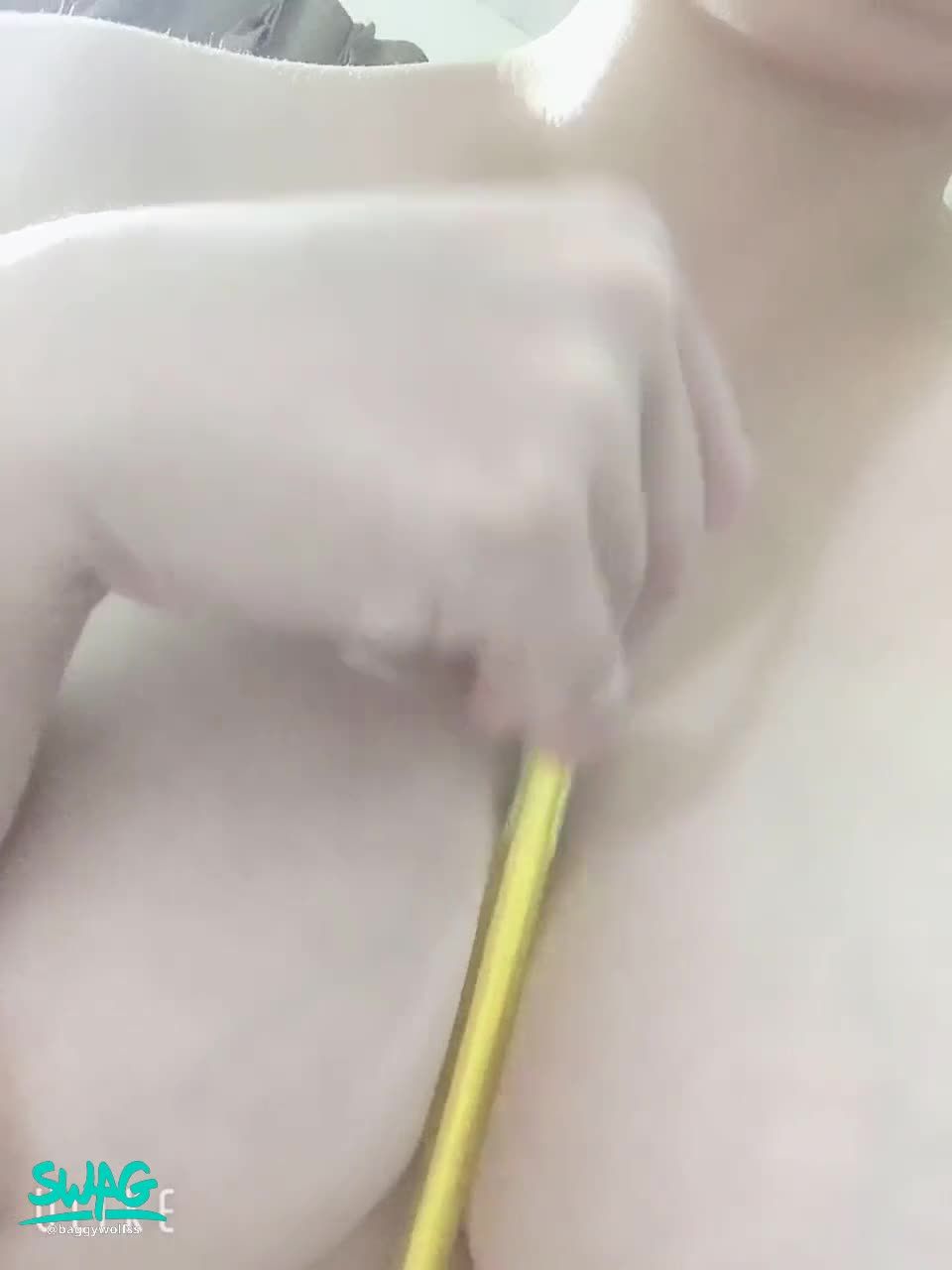 baggywolfss : 小乳牛沒有男朋友只能用鉛筆來紓解了⋯
用我的大F奶 用力的夾 想要把你的肉棒 也放在我的雙峰中間摩擦 直到你射出來🤤🤤🤤