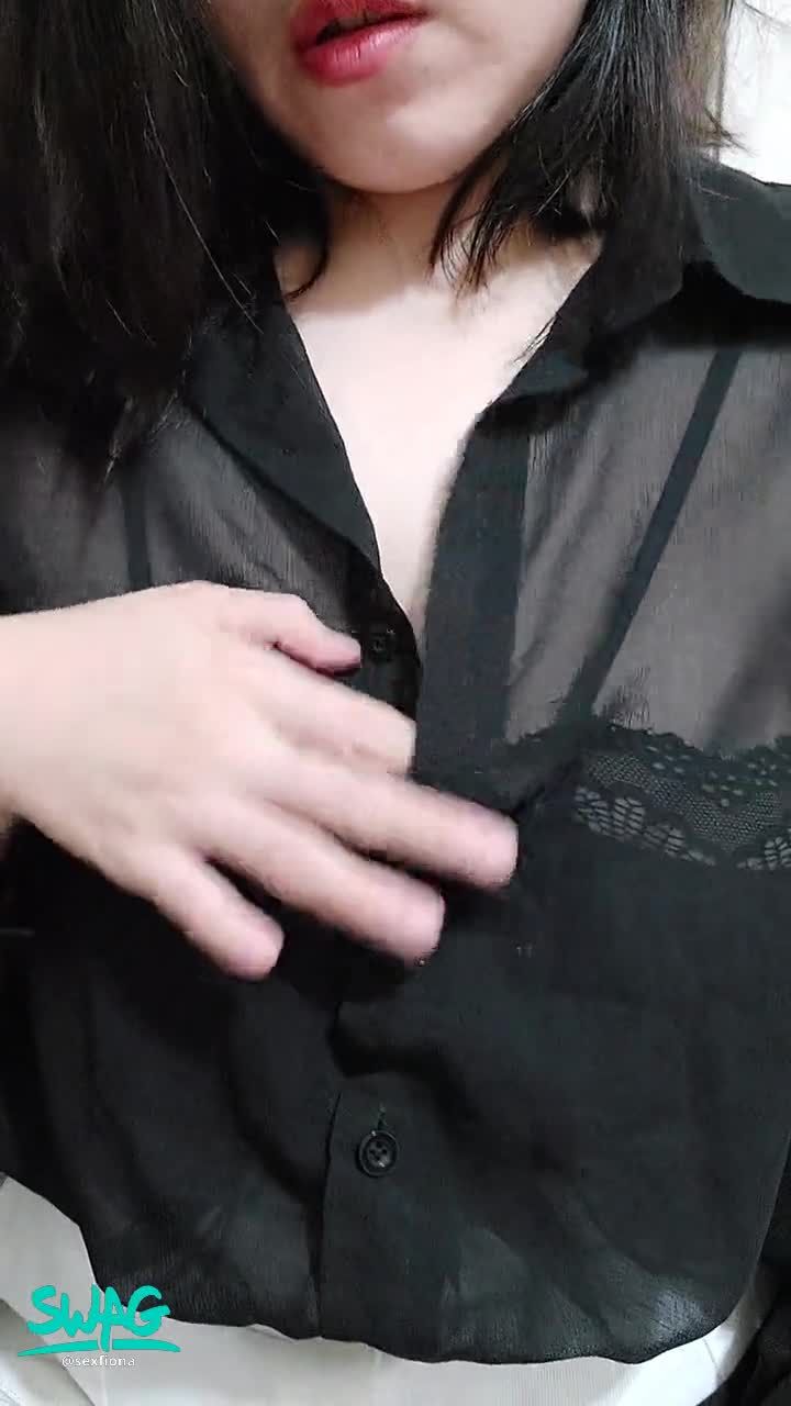 s******a : Black tulle shirt temptation 🖤💦
Slowly untie them one by one, gently knead the big meat buns with both hands, knead the fragrant points, etc. for my brother to taste