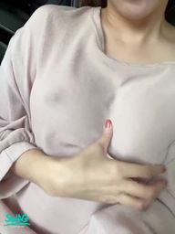 shallybabe : 來當我的司機嗎🫰🏻沒穿胸罩外出一直摩擦到奶頭😥