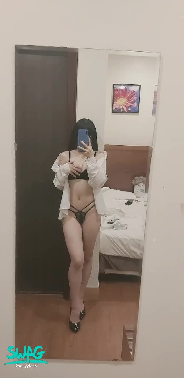 sexyylady : 黑内衣来照镜子看个全身吧❤