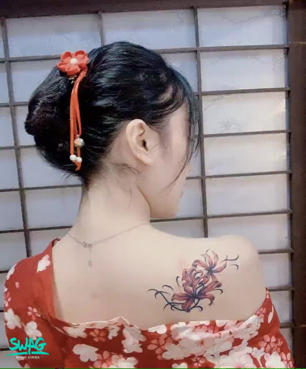 lion_simba : 紅色的和服 襯托了我的白皮膚
哥哥不想在這白皮膚上留下印記嗎?
因為是和服是租的 只能當下場地拍攝
是不是該買一件來拍色色照😳