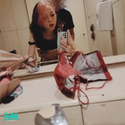 sexyroxie : 難得跟老公兩人單獨去看電影,午夜場結束時已經沒什麼人,發現一間殘廁想進去壞壞,卻發現鎖是壞的,但也沒別的選擇,還是進去了...隔著沒鎖的門,外面還一直有工作人員經過,他們講話聲超近的,我只能乖乖一邊被抽插一邊盡量忍住不出聲...🙊