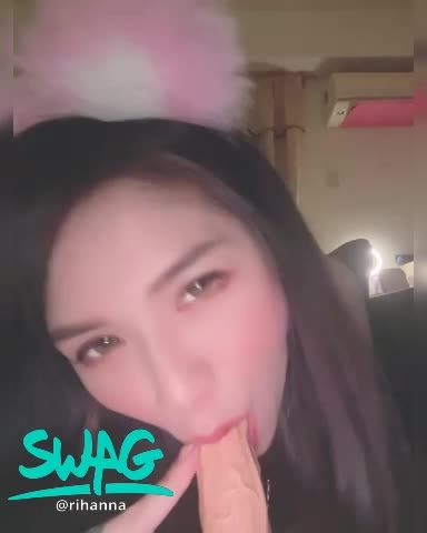 rihanna : 我這不就乖乖過來舔了嗎🥰喵~~~~