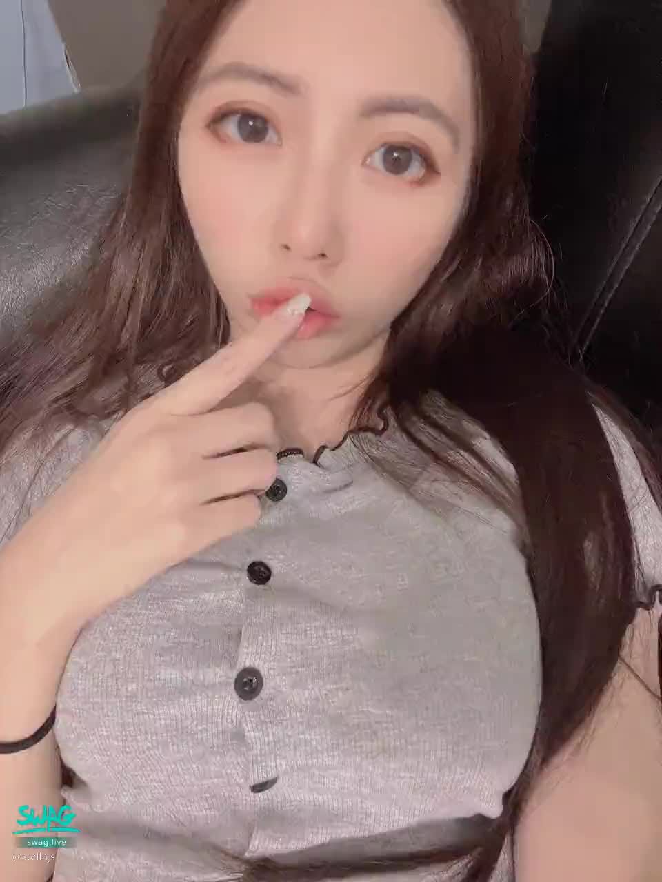 stellajs : 什麼呀～～ 今天姨媽來找我惹😢 今天直播可以小心對待葡萄嗎🤣🤣
#葡萄 #日常 #奶