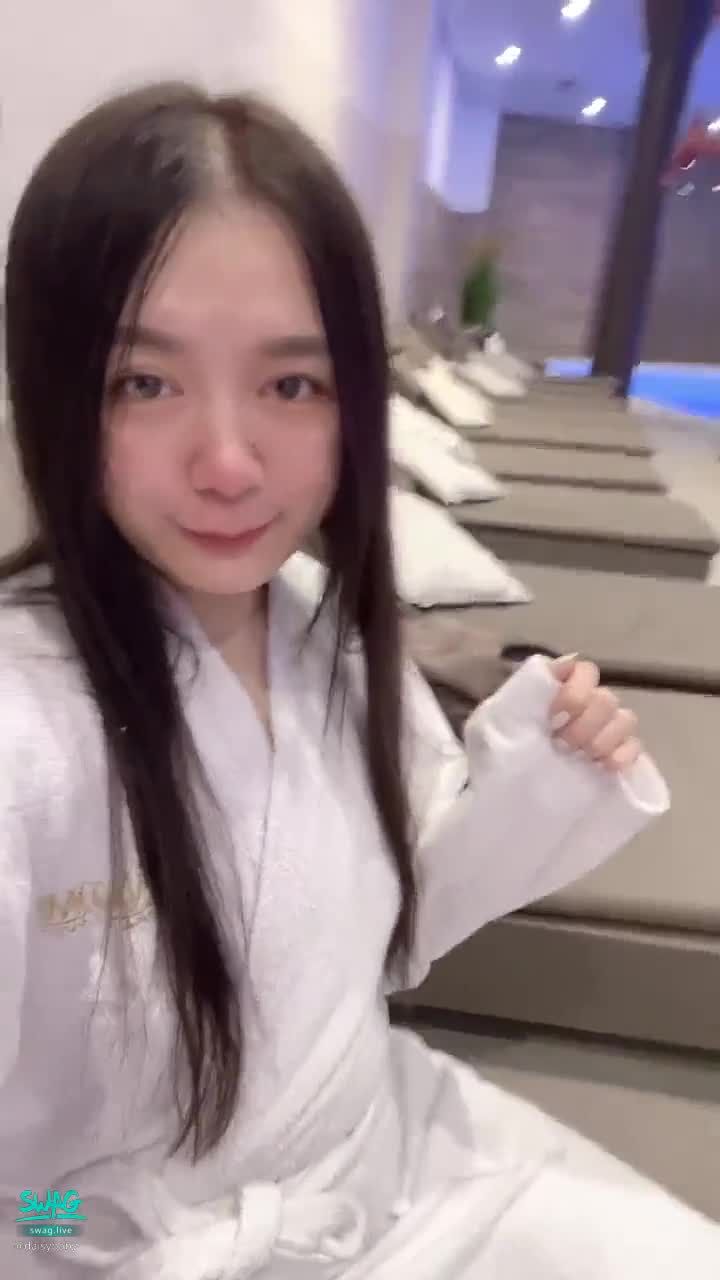 daisybaby : 泳池被搭訕😂