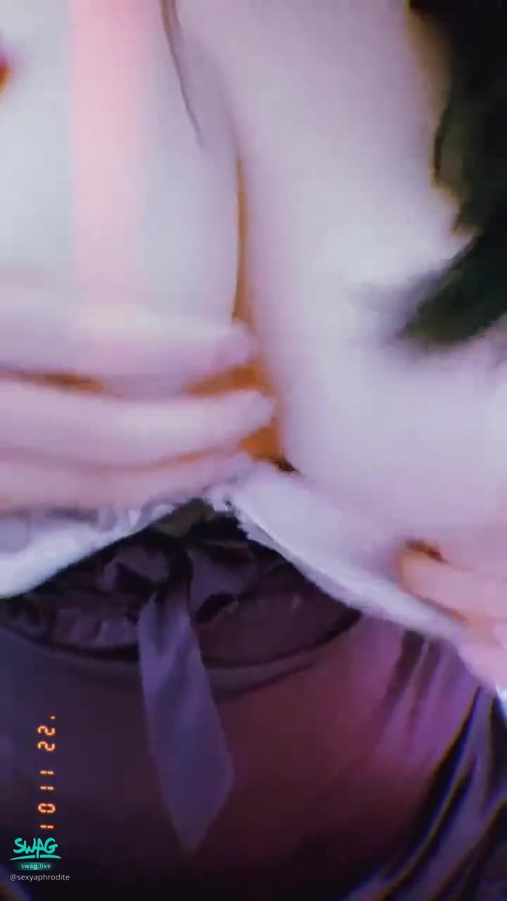 sexyaphrodite : 紫色性感睡衣 🐰🐰
很喜歡我的雪乳 別錯過😝😝